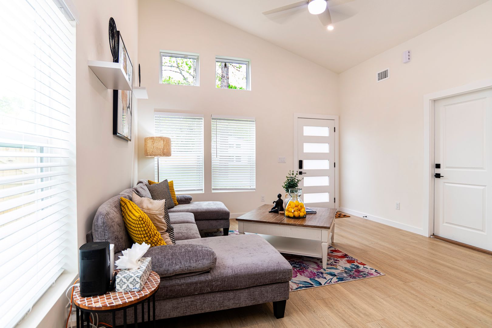 Spacious Fully Furnished 3Br 3Ba Home In A Quiet Neighborhood Near Downtown And Beaches Featuring Private Baths Outdoor Seating Areas Fenced Yard And Modern Comforts Perfect For Short Or Long Term Stays – photo 3