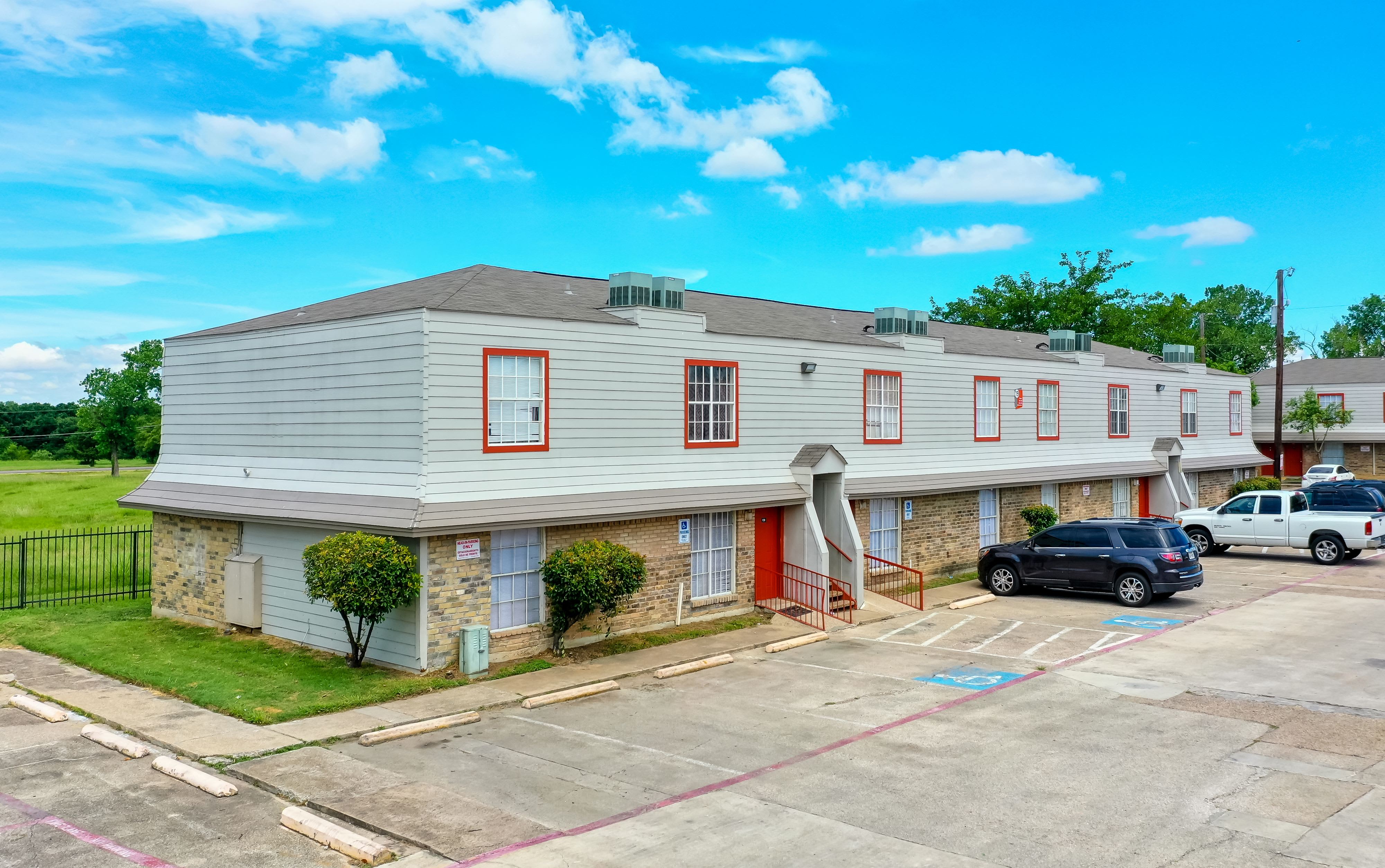 Las Lomas Apartments – photo 2