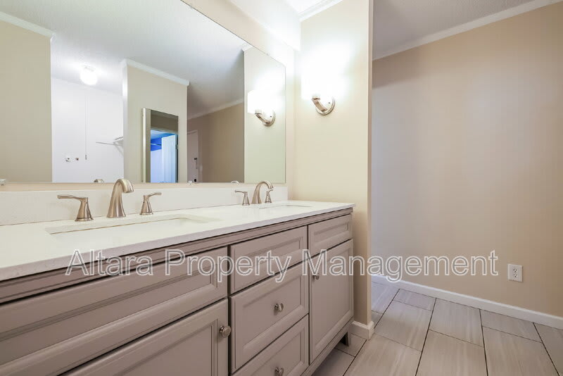 2880 S Locust St – photo 4