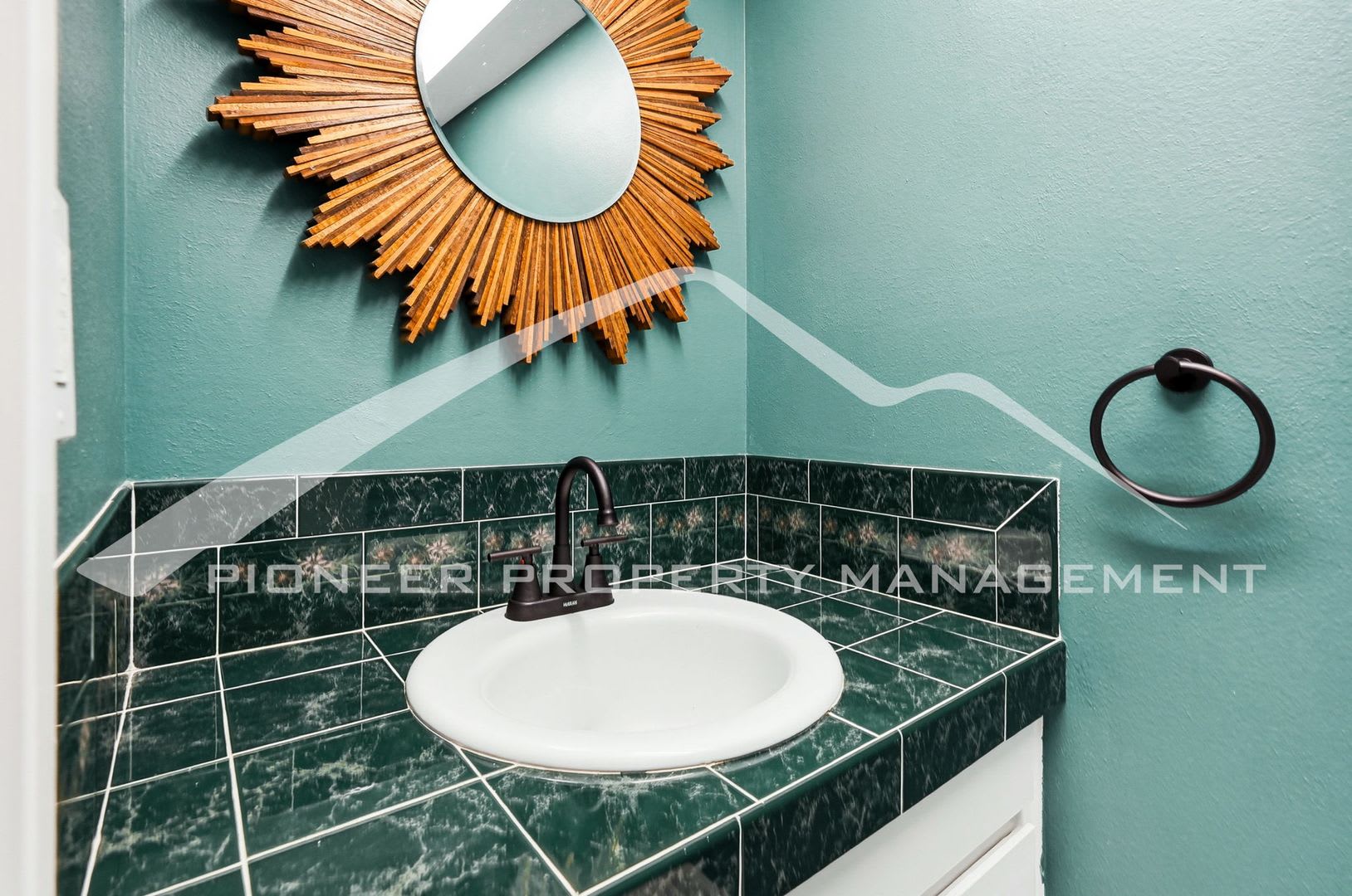 Spacious Townhouse with Washer/Dryer and Central AC – photo 3