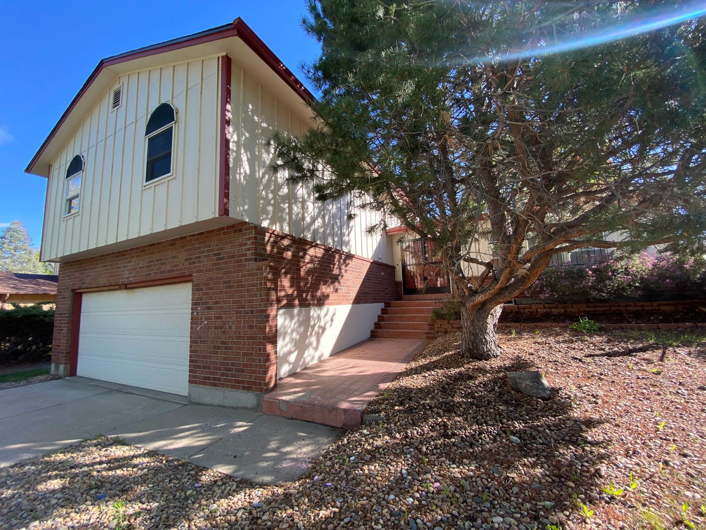 Spacious 4-Bed Rental in Aurora Featuring High Ceilings and Large Yard – photo 2