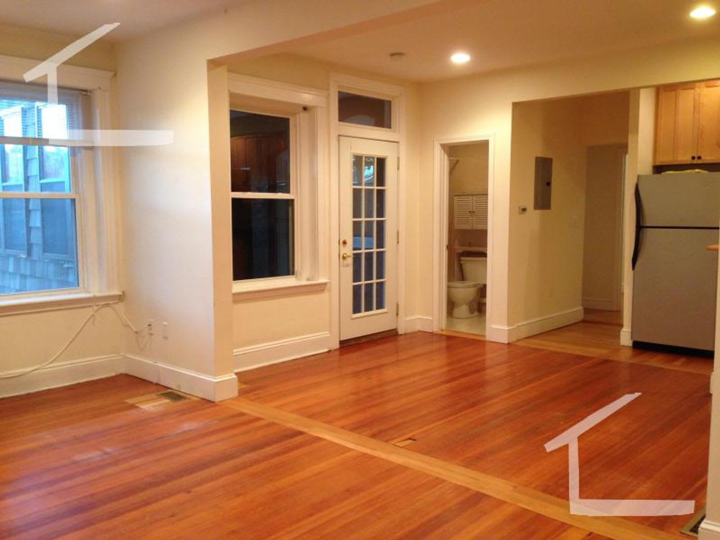 Charming 2 Bedroom-No Broker Fee – photo 2
