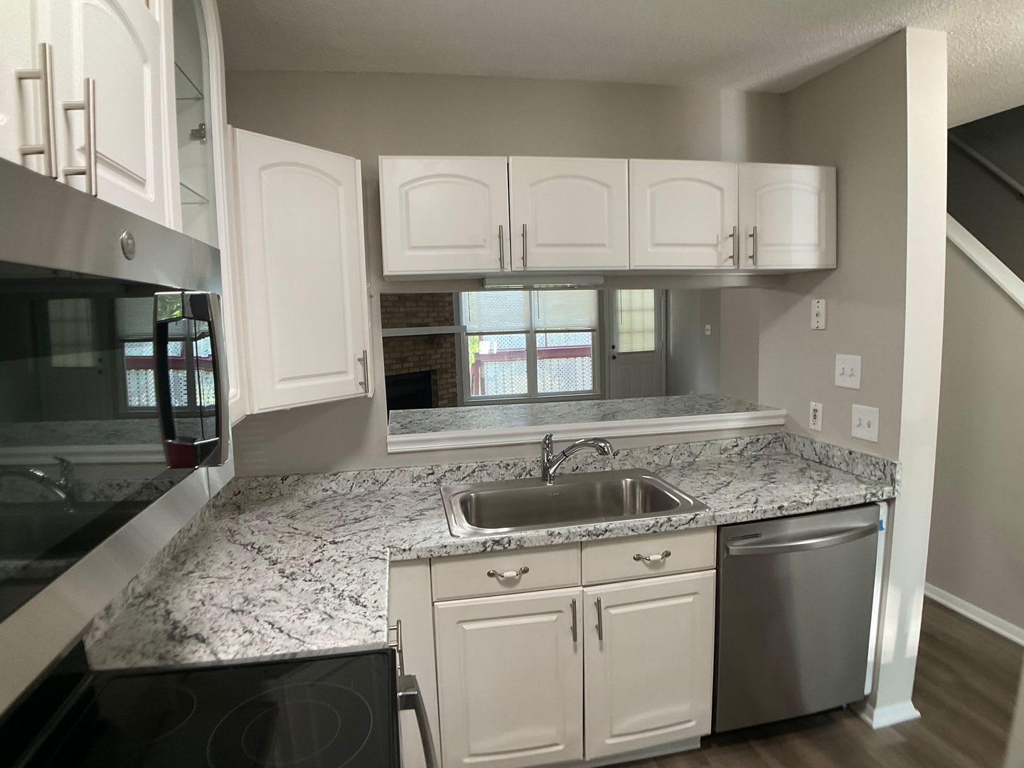 Beautifully Renovated 3 Bedroom Durham Townhome! – photo 3