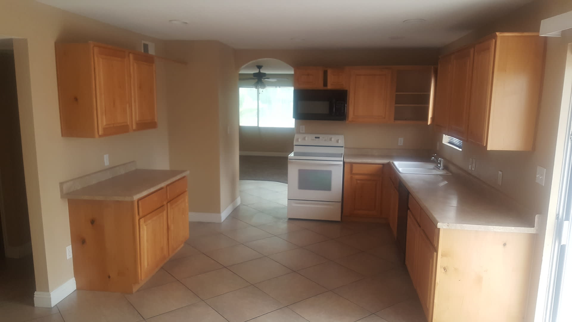 Nice 3 bedroom home ready for immediate move in. – photo 2