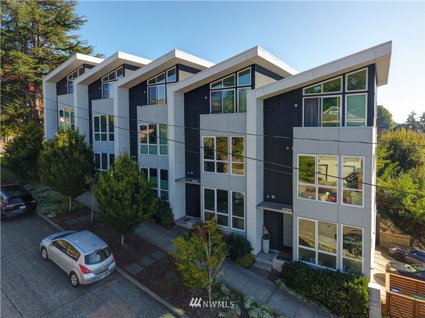 Spacious West Seattle Townhome With Rooftop Deck and Waterviews!! – photo 1