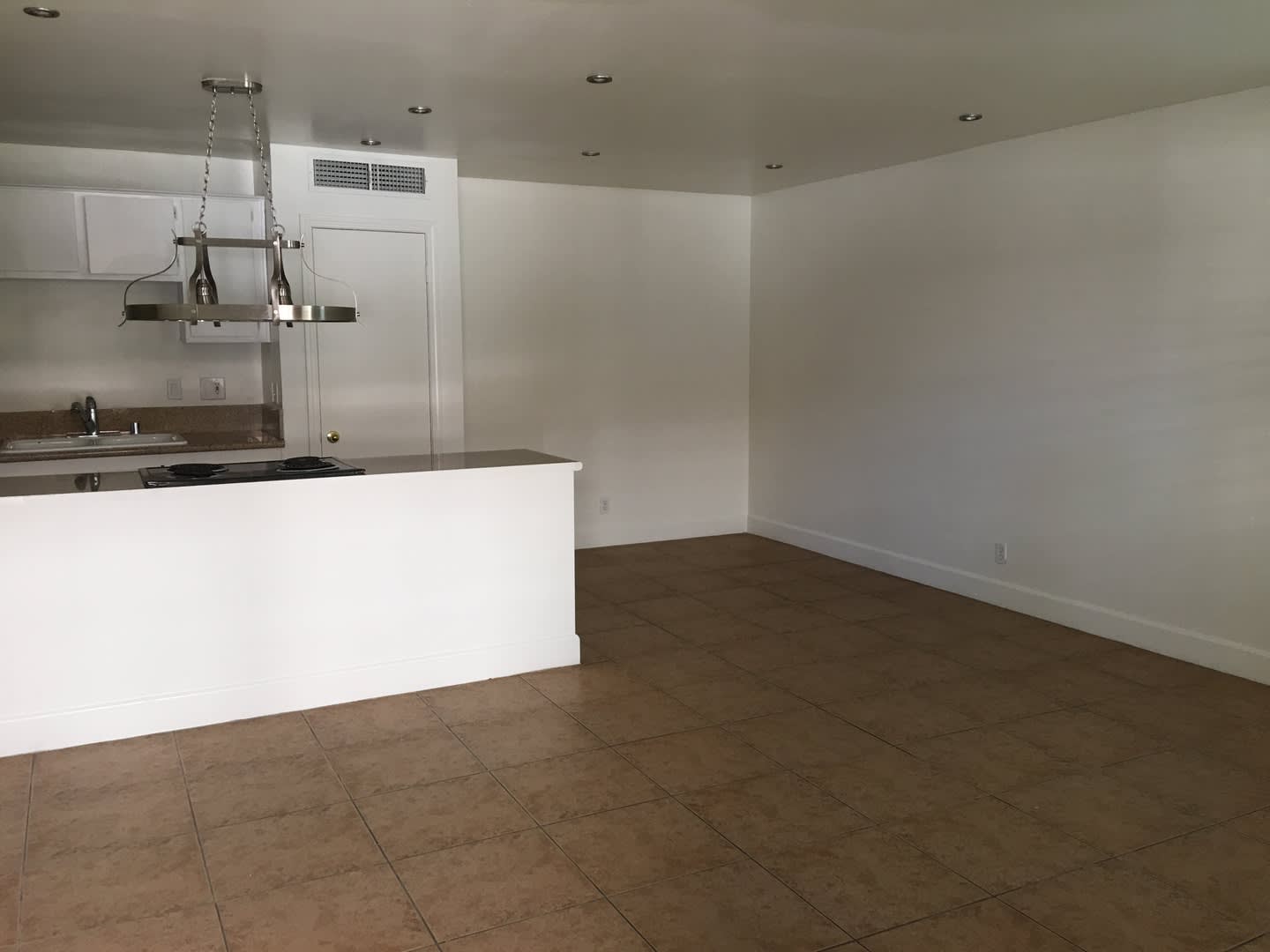 Near UNLV. Cozy 2 bedroom townhouse with all appliances – photo 2