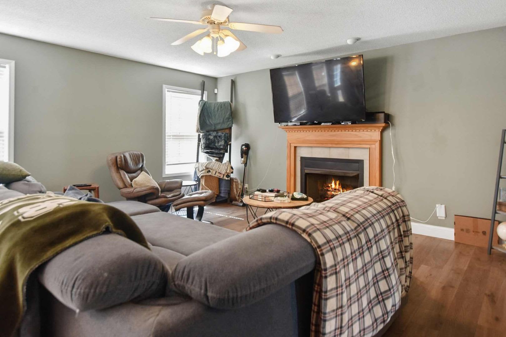 Pet Friendly Three Bedroom with Bonus! – photo 5