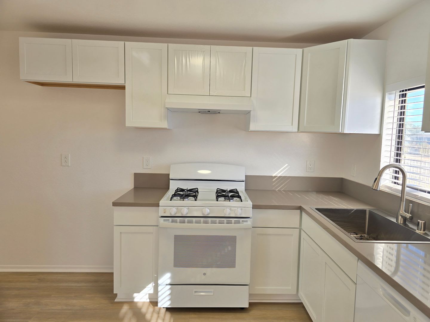 8249 Catalpa Ave – photo 3