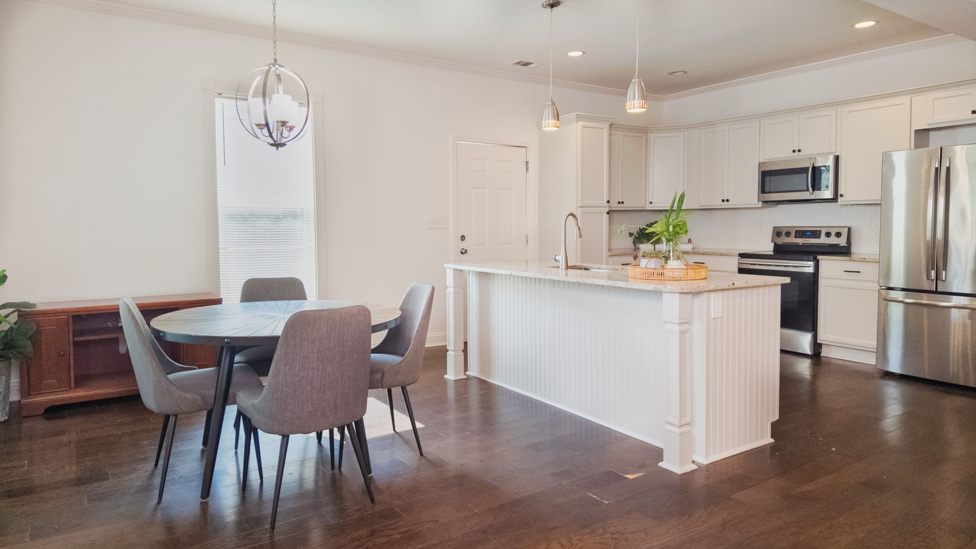 Spacious 4/3.5 w/ Master on Main and Fully Fenced Backyard! – photo 1