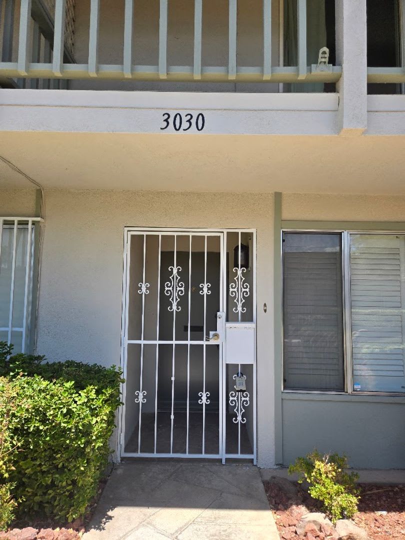 A Fabulous 3 Bedroom Townhome Centrally located. – photo 2
