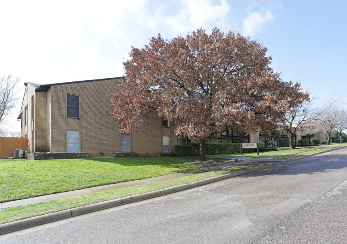 Premier Gardens Apt. – photo 2