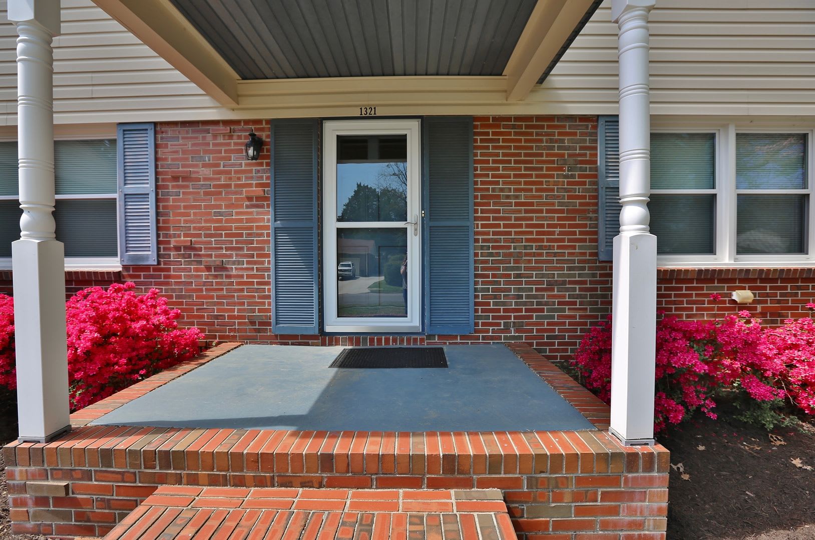 Laurel Cove Home Available 09 25 26 Awesome Schools Great Central Location All Appliances Convey – photo 2