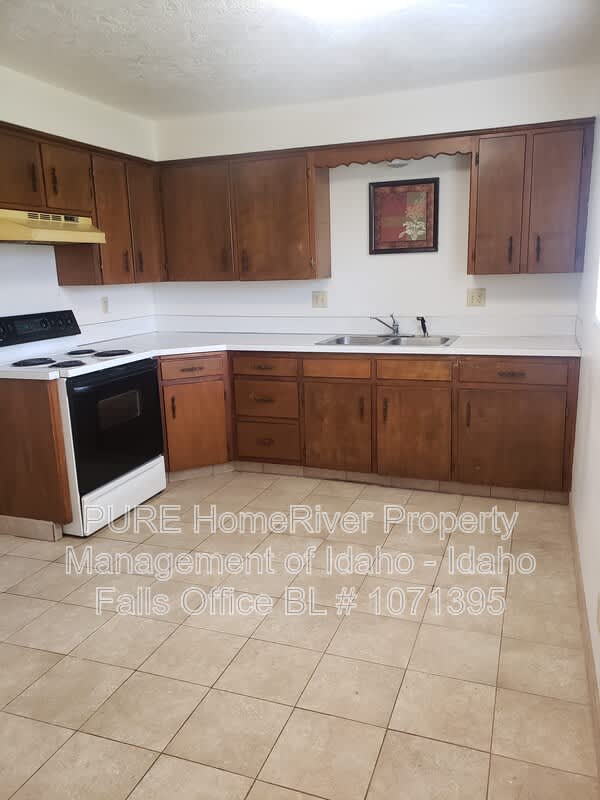 640 Hansen Ave – photo 5