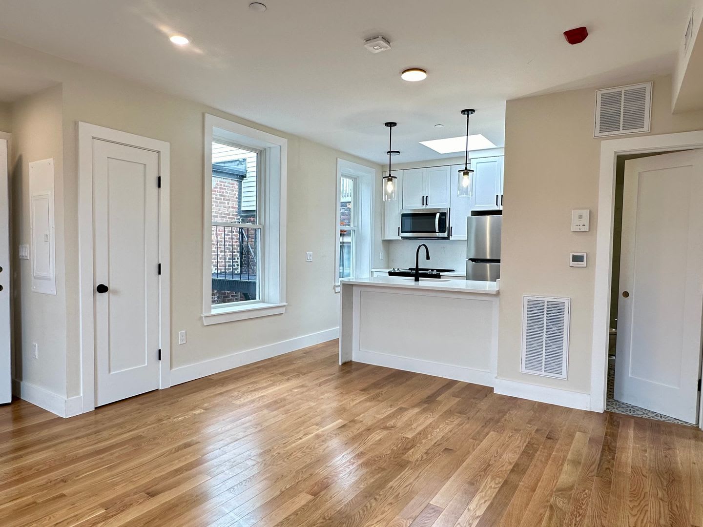 Nicely renovated 2 bed condo in the heart of the North End. – photo 5