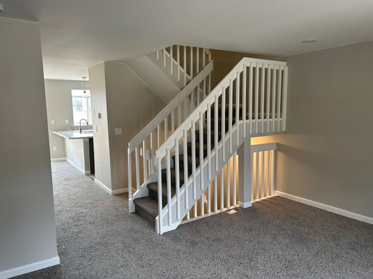 Like New Townhome in Great Aurora Community – photo 4