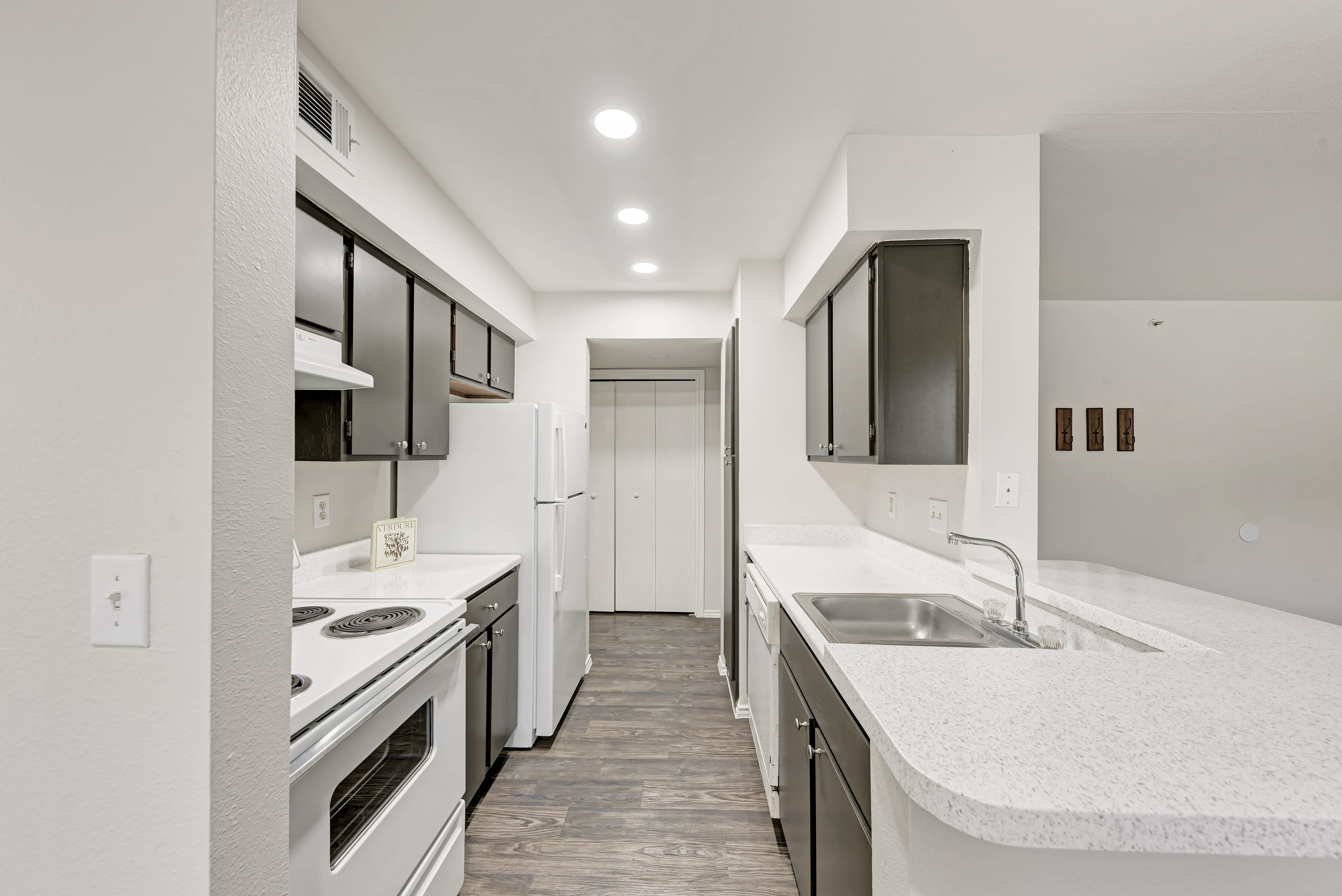 Arrowhead Park Apartments – photo 1
