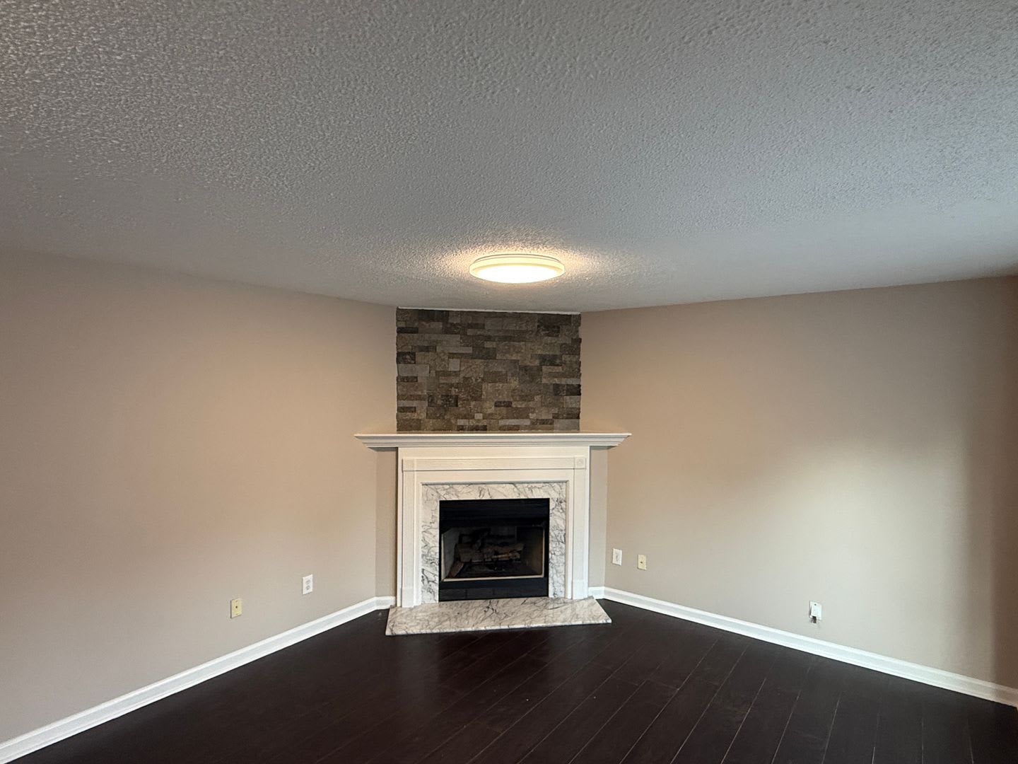 Spacious 3 Bedroom Townhome With Fireplace Private Fenced Backyard – photo 3