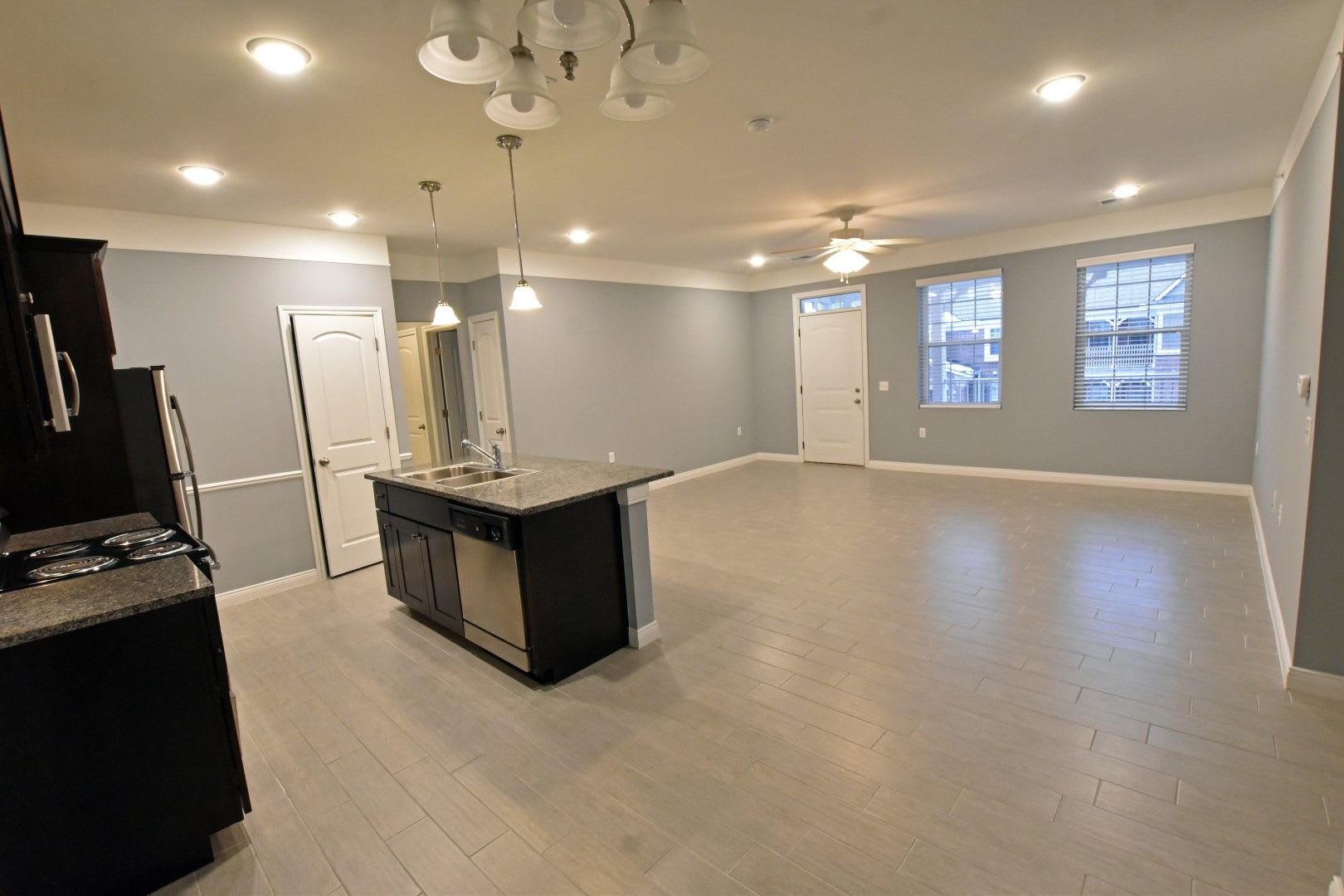 Shelby Township-2 Bedrooms, 2-Baths, Attached garage. Immediate possession! – photo 4