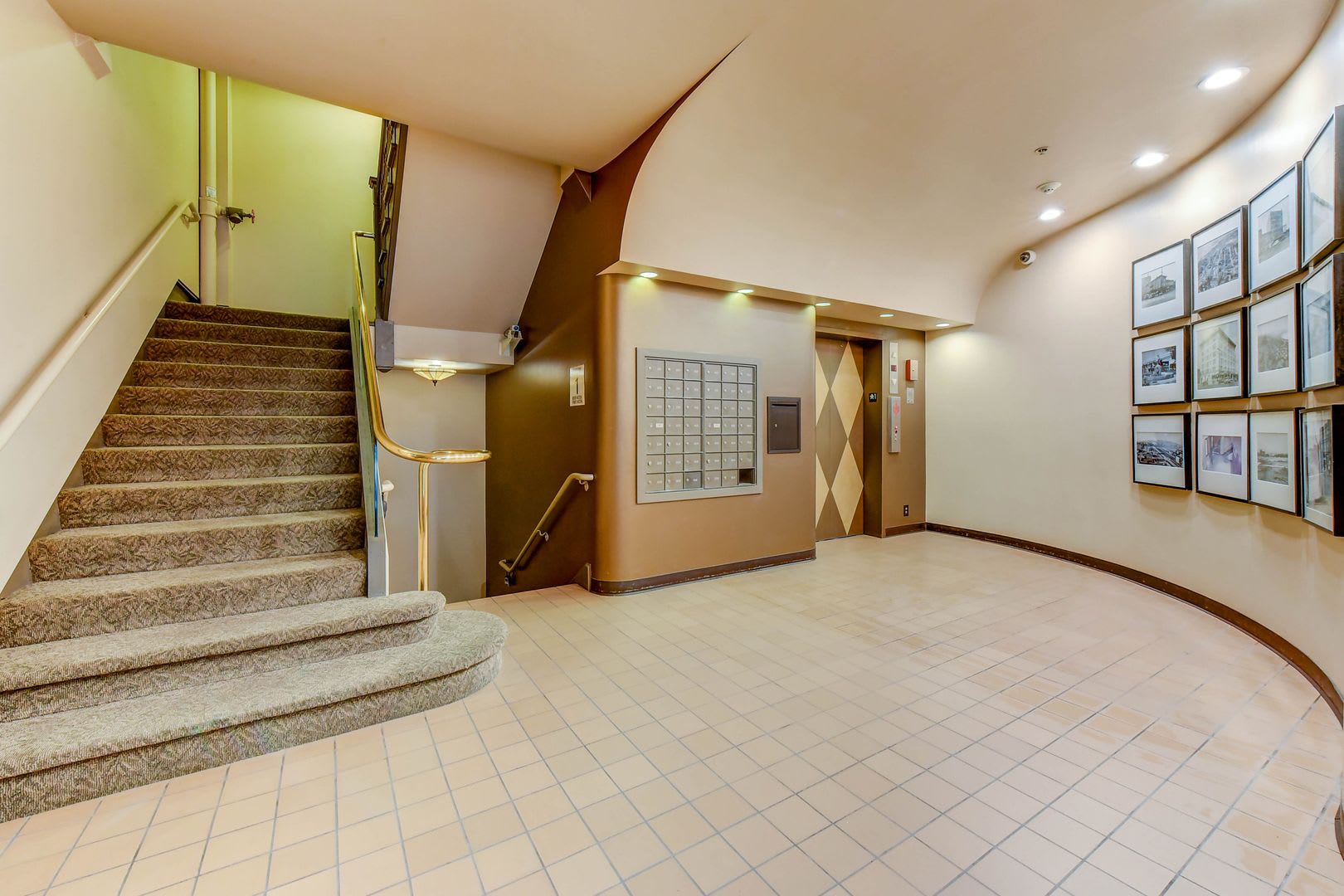 1 bed, 1 bath condo with Parking includes W/S/G! – photo 4