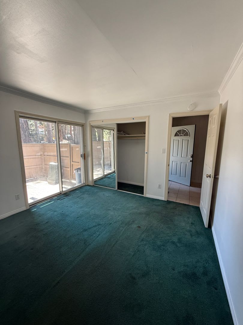 3 Bed 2 Bath Townhome With Vaulted Ceilings Private Balcony – photo 4