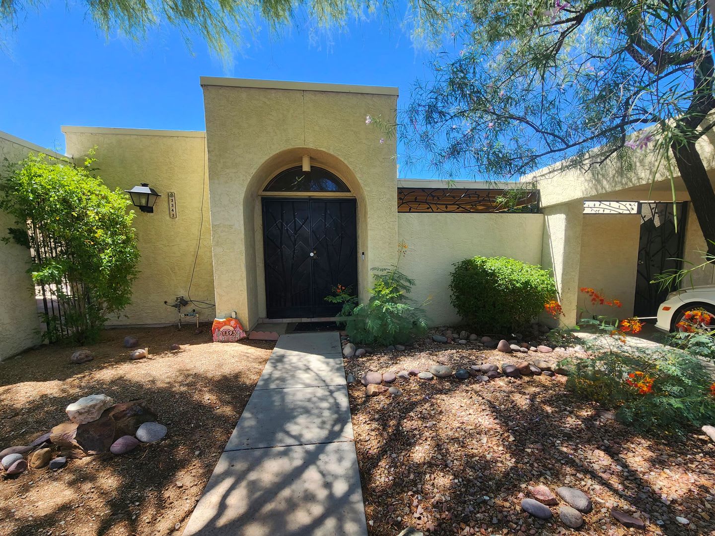 Turn-Key Midtown Oasis: Fully Furnished 3Bed/2Bath Townhome w/Private Yard – photo 3