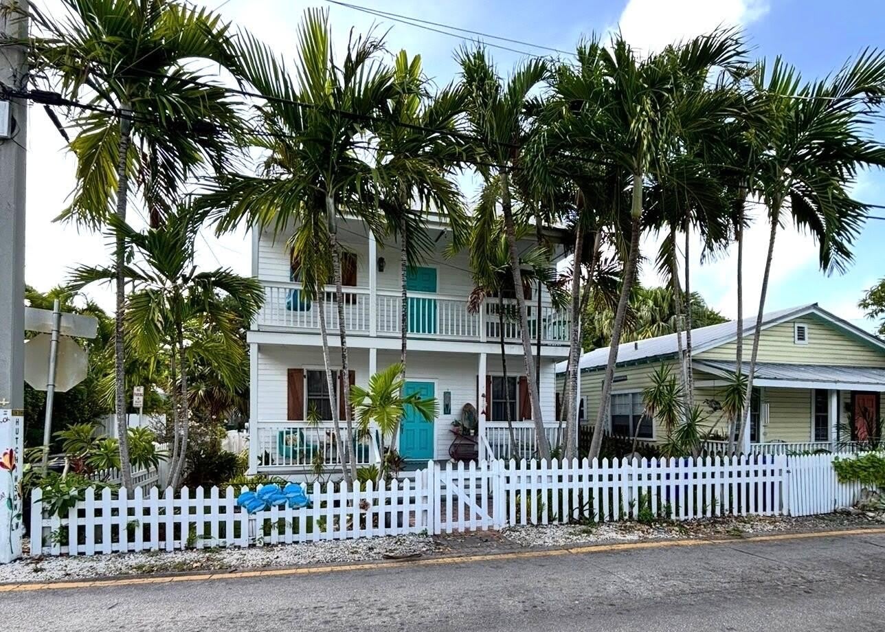 208 Olivia Street – photo 1