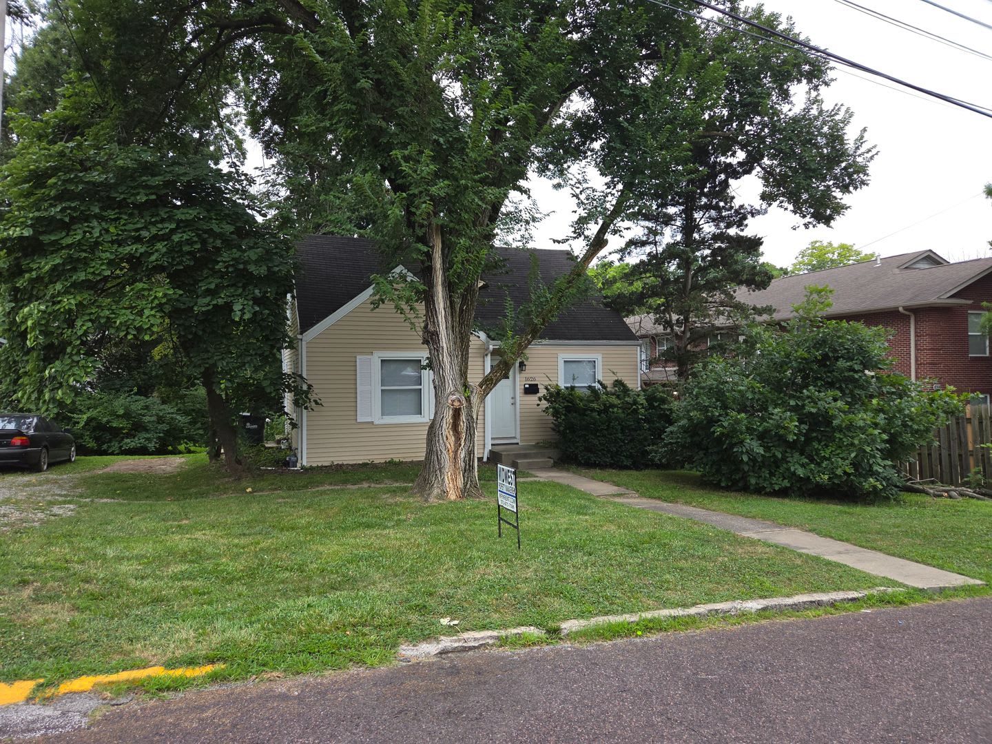 3 Bd 2 Ba House In East Campus Across From Boone Hospital Walk To Campus And Downtown Great Shape W D And Lawncare Included – photo 1