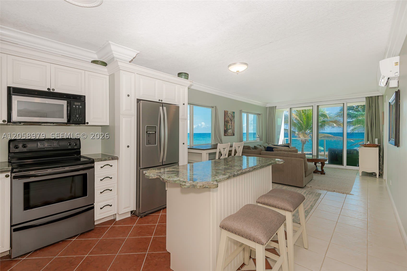 1041 Hillsboro Mile – photo 2