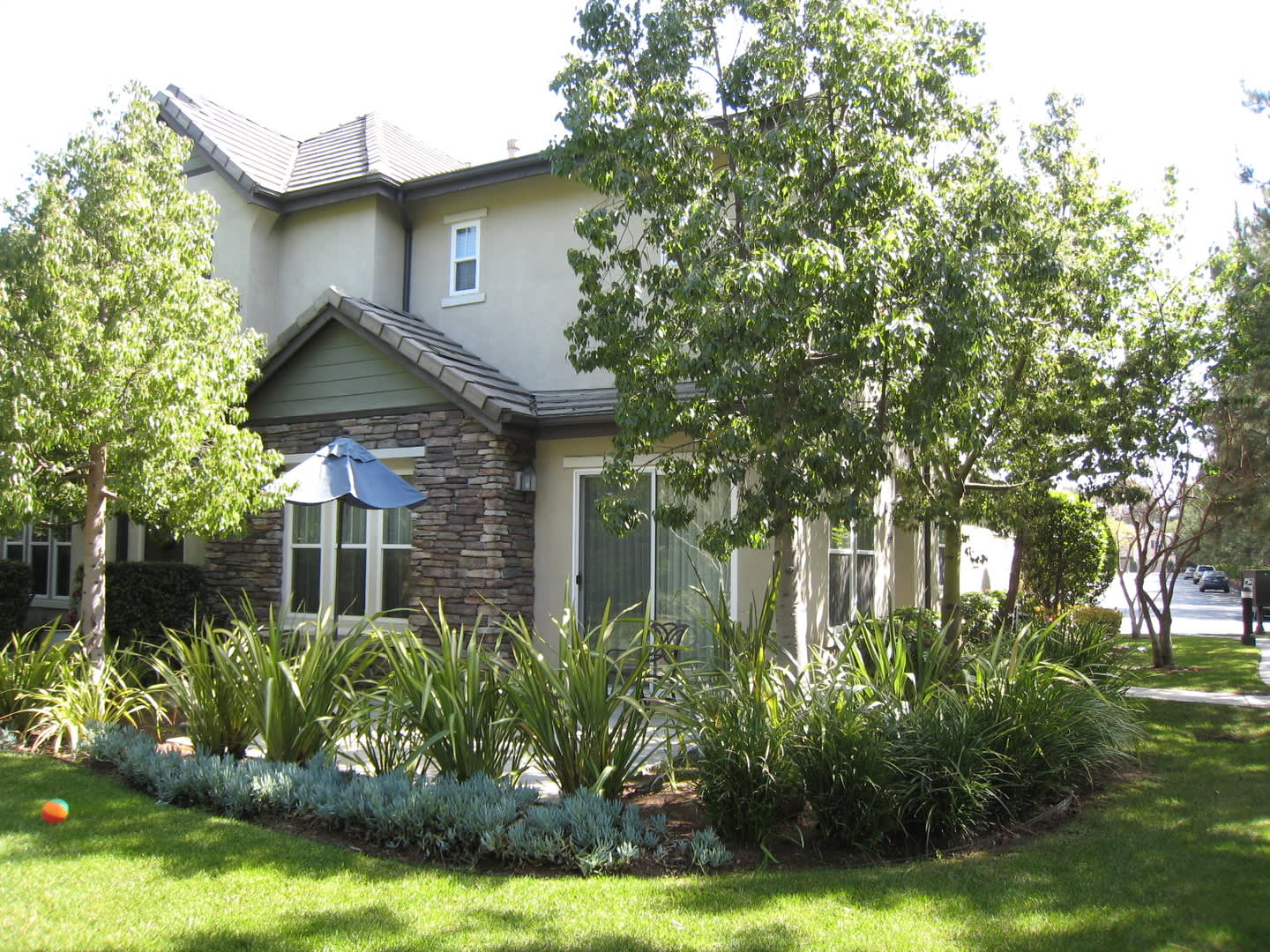 Exquisite 3 Bed 2.5 Bath Two Story Condo, Gated Complex, South Coast Metro – photo 3