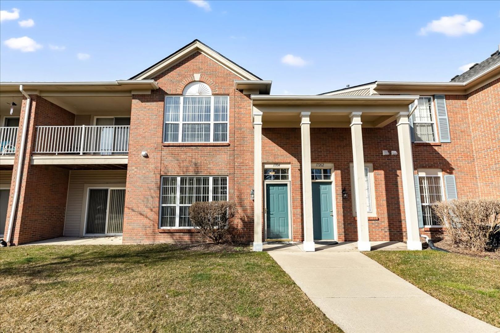 Maple Crossing Condo – Comfort, Convenience & Location – photo 1