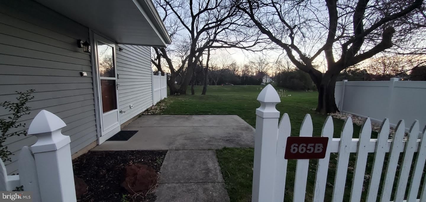 665-B ROSE HOLLOW DR – photo 3