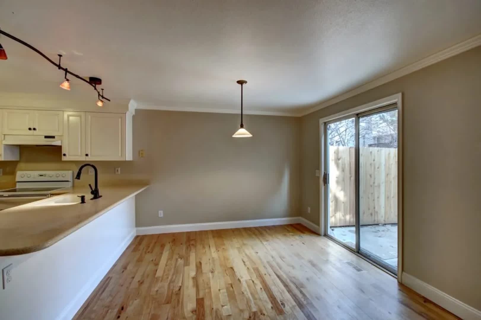 Spacious 3 bed Townhome with Fenced Yard, Garage, & Community Pool in Prime Boise Location! – photo 3