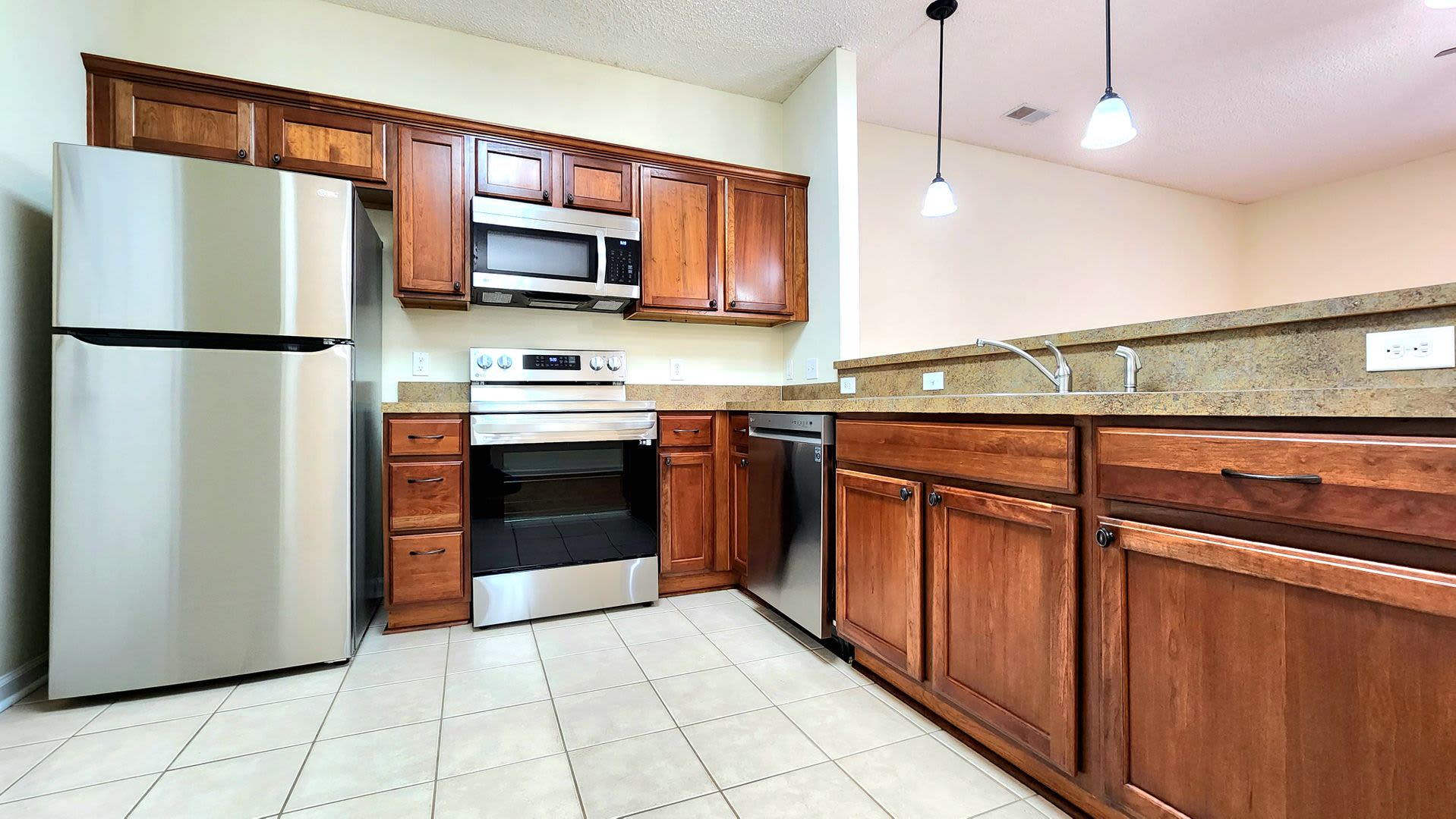 Like New town home centrally located to Ft. Stewart, HAAF,and Savannah – photo 2