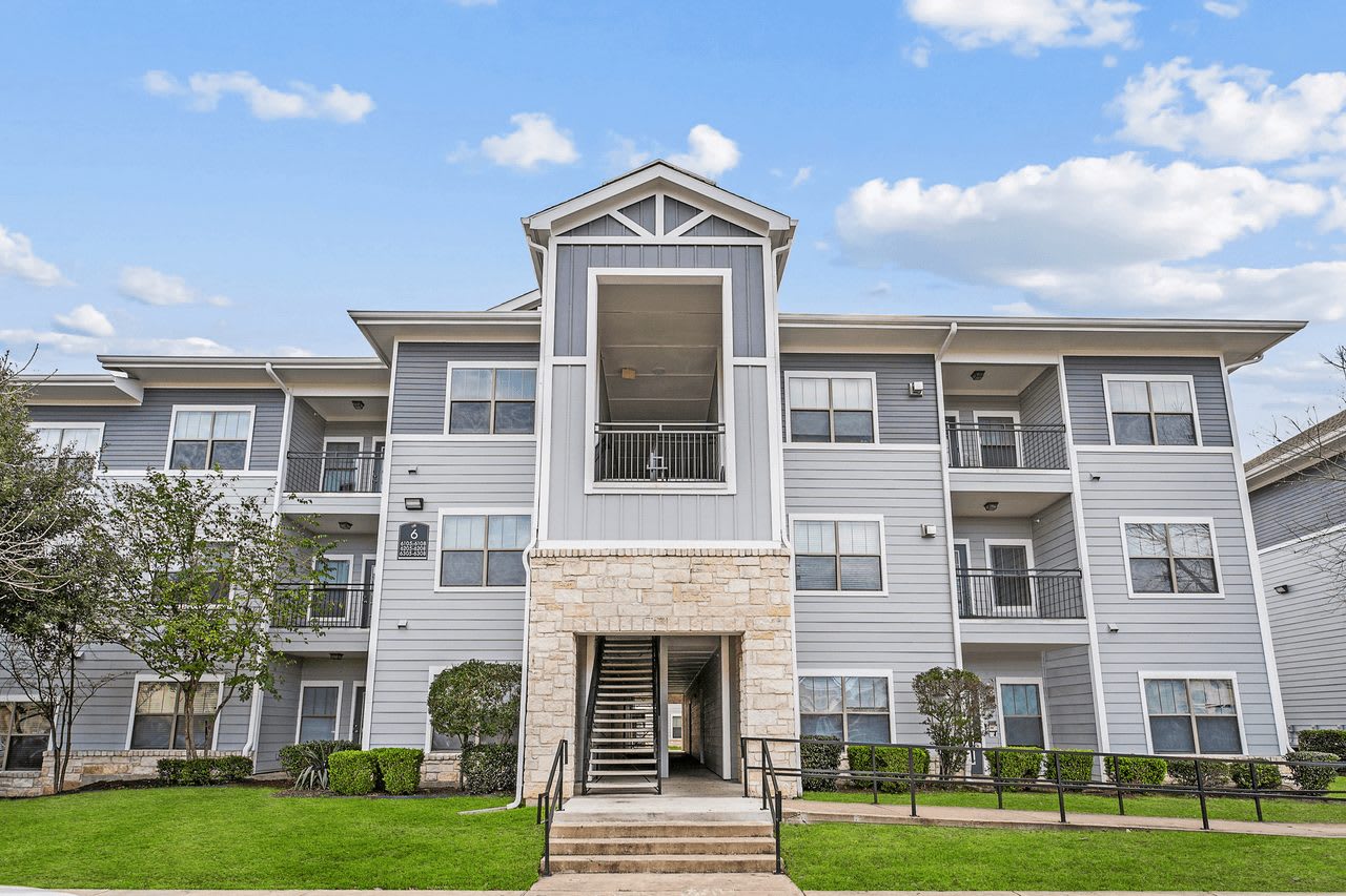 Frontier East Apartments – photo 2