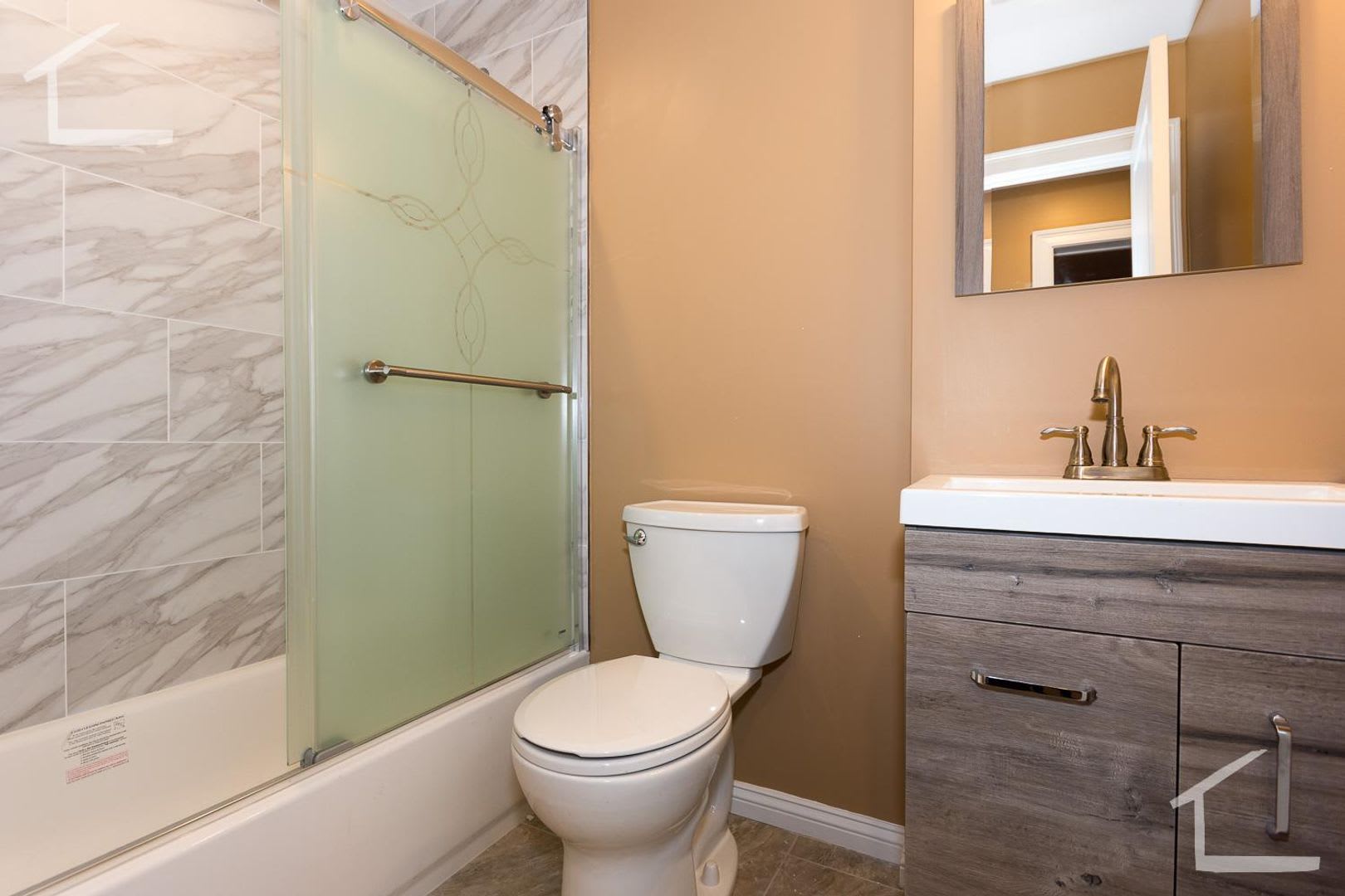 Huge Newly Renovated 2 Level 5 Bed Unit Near The Green Line – photo 2