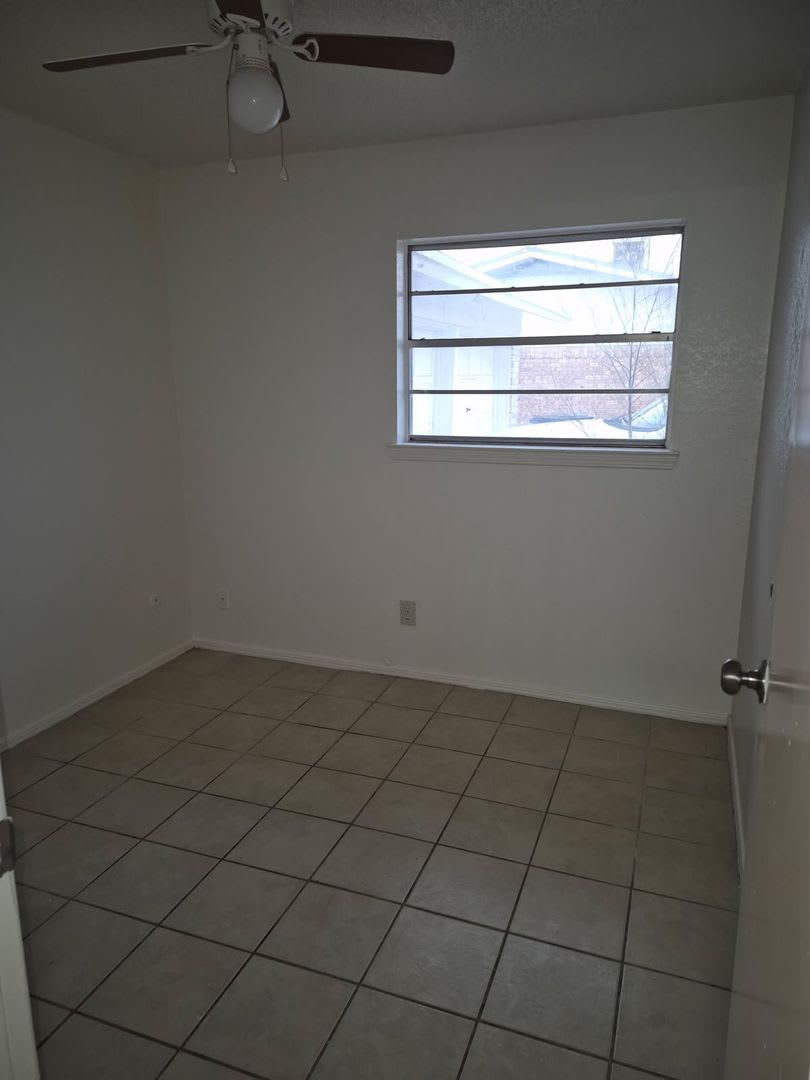 Spacious And Remodeled 4 Bedroom 2 Bath Fireplace Garage In Pebble North – photo 4