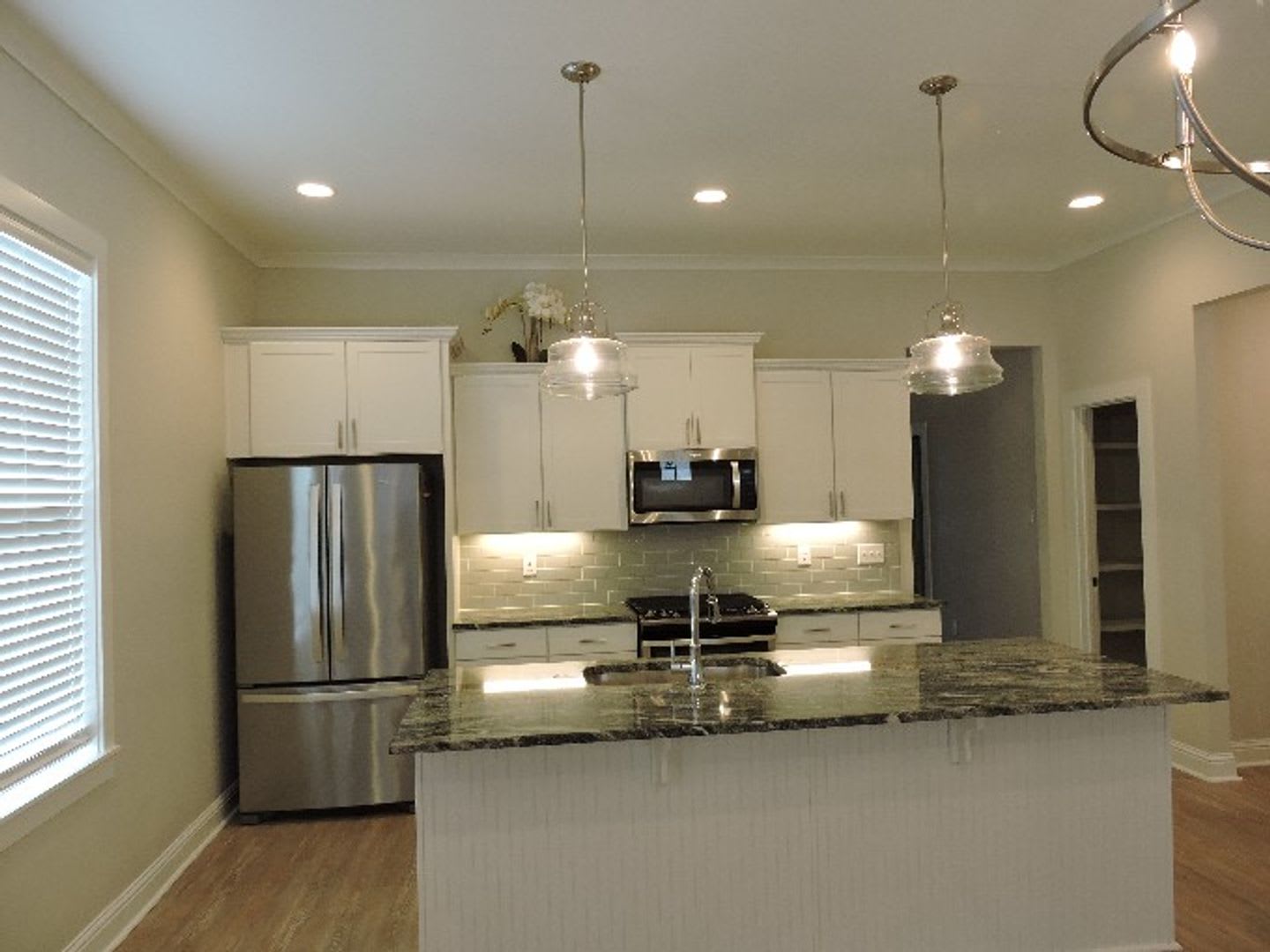 6 YR old Modern Farmhouse designed 3BR/2BA Plus Office – photo 5
