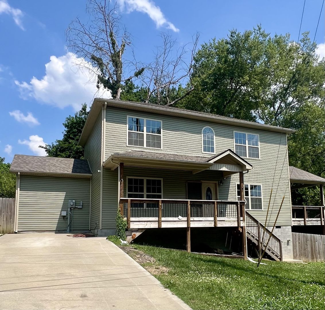 4 bed 2.5 bath Fresh paint and gorgeous layout. – photo 1