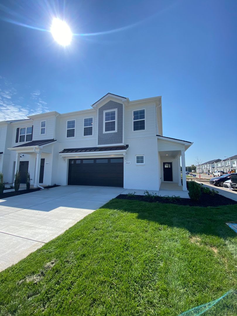 Like New Luxury Townhome! 3 BR, 2.5 BA, 2 Car Garage, Pool, Dog Park, and More! – photo 2