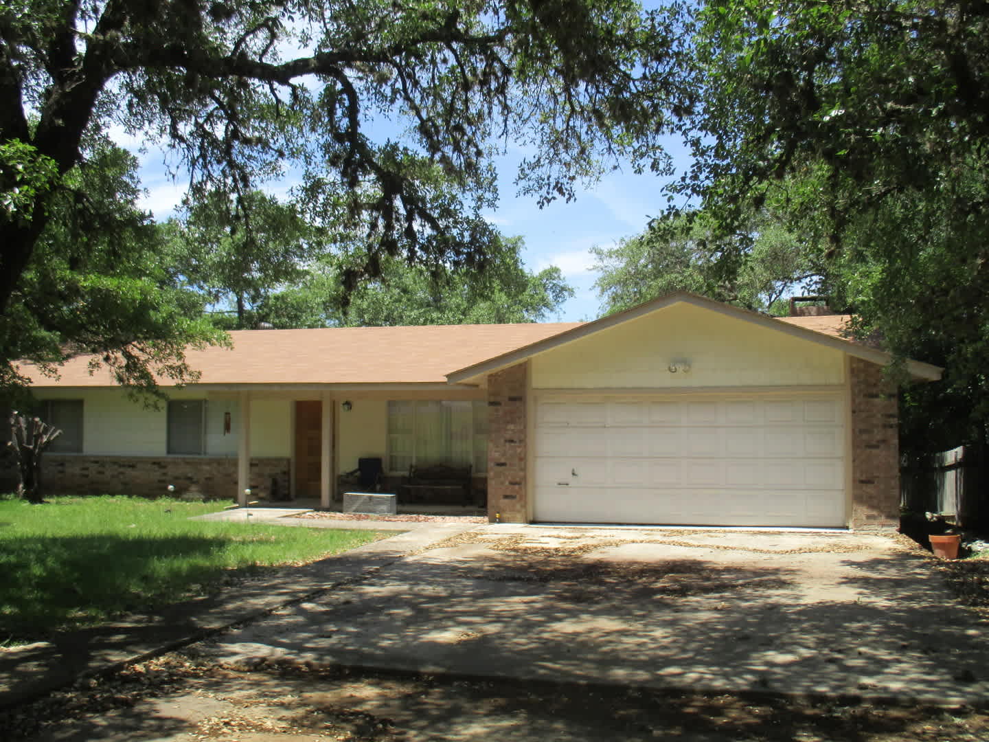 3/2 w/Large Back Yard in Village West! – photo 1