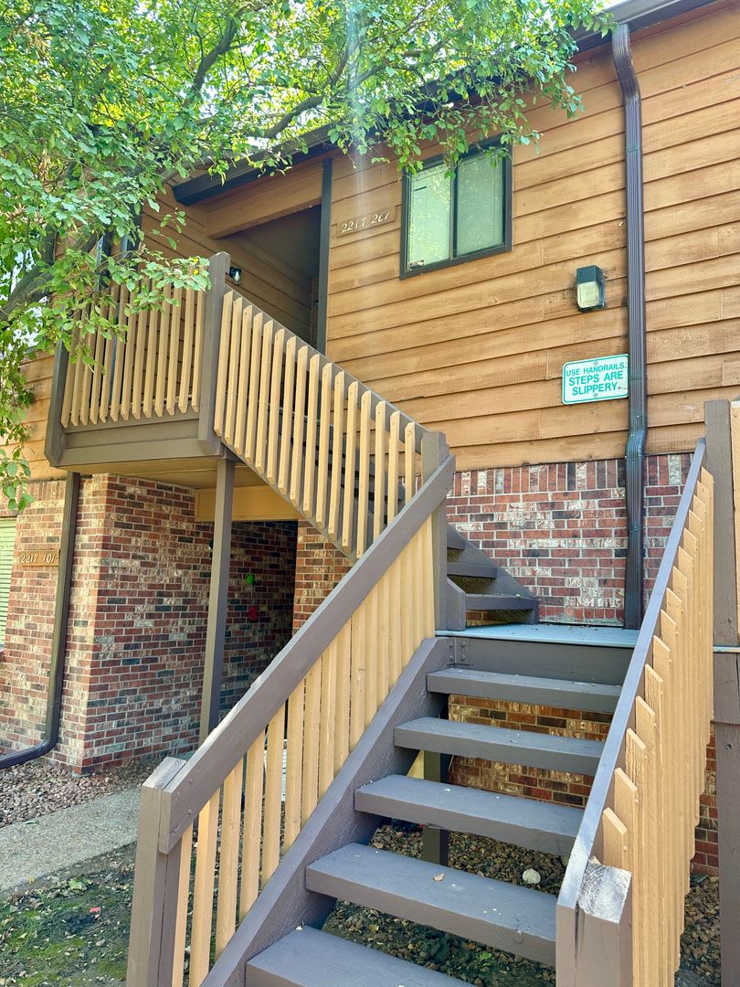 Spacious 2 Bed 2 Bath Condo in Aurora! Across from Community Pool!! – photo 1