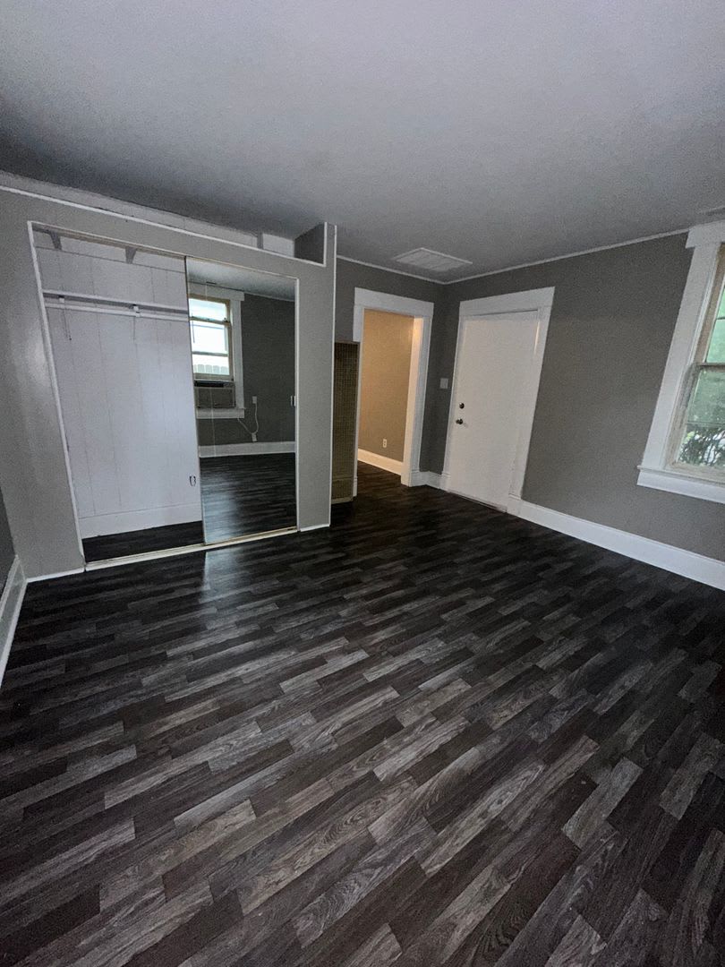 Freshly Renovated 1-Bedroom Gem with Fenced Yard in a Prime Central Location – photo 4