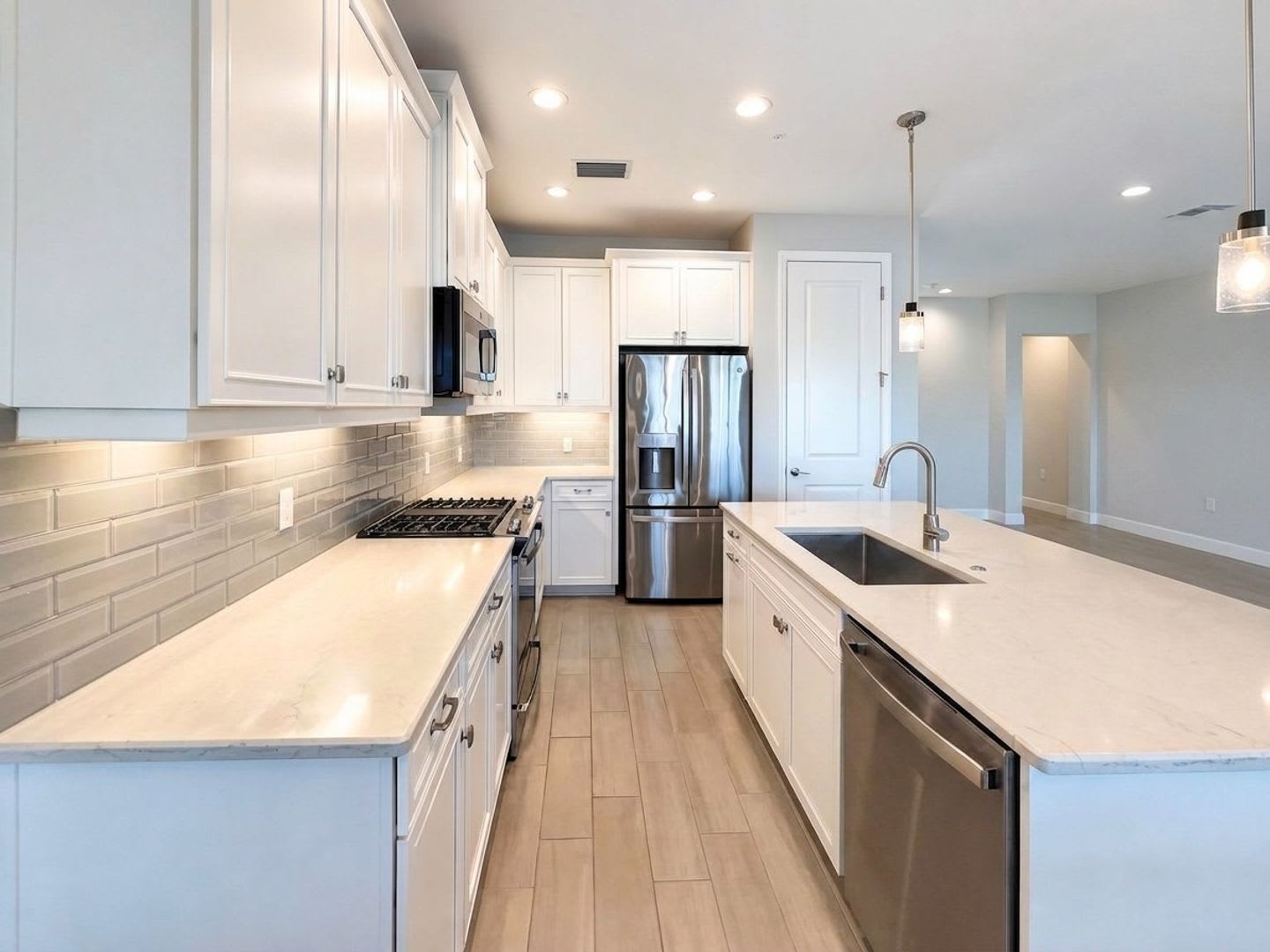 Modern 3BR Condo with Pond Views – photo 2