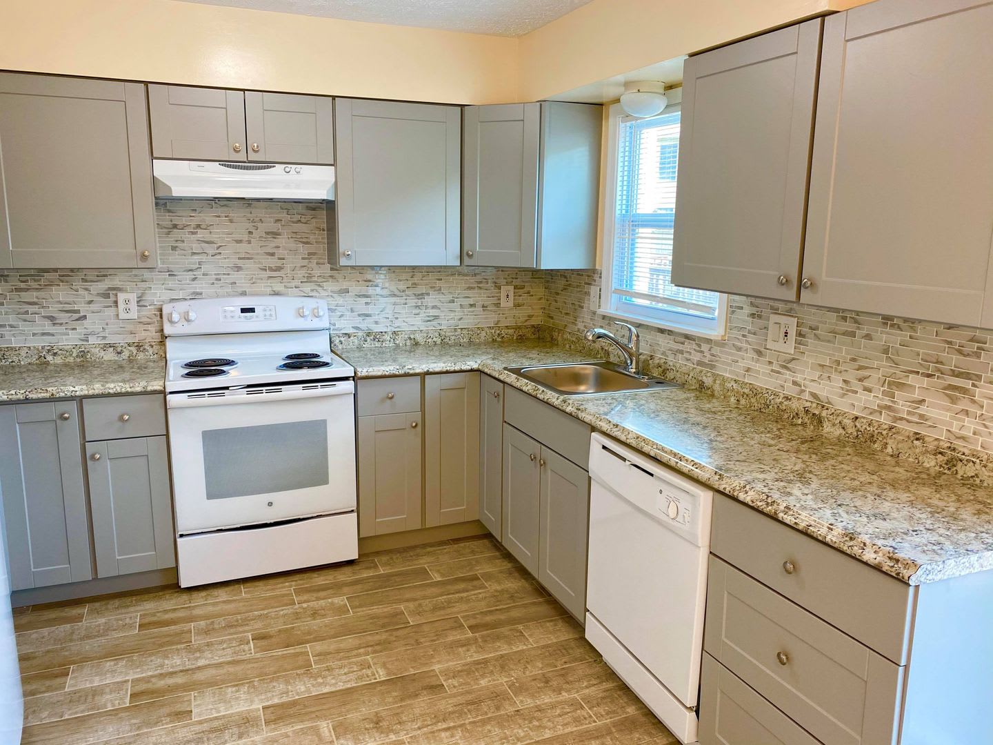 Charming 3BD/2.5BA Townhome with Large Backyard in Windsor Mill, MD! – photo 3