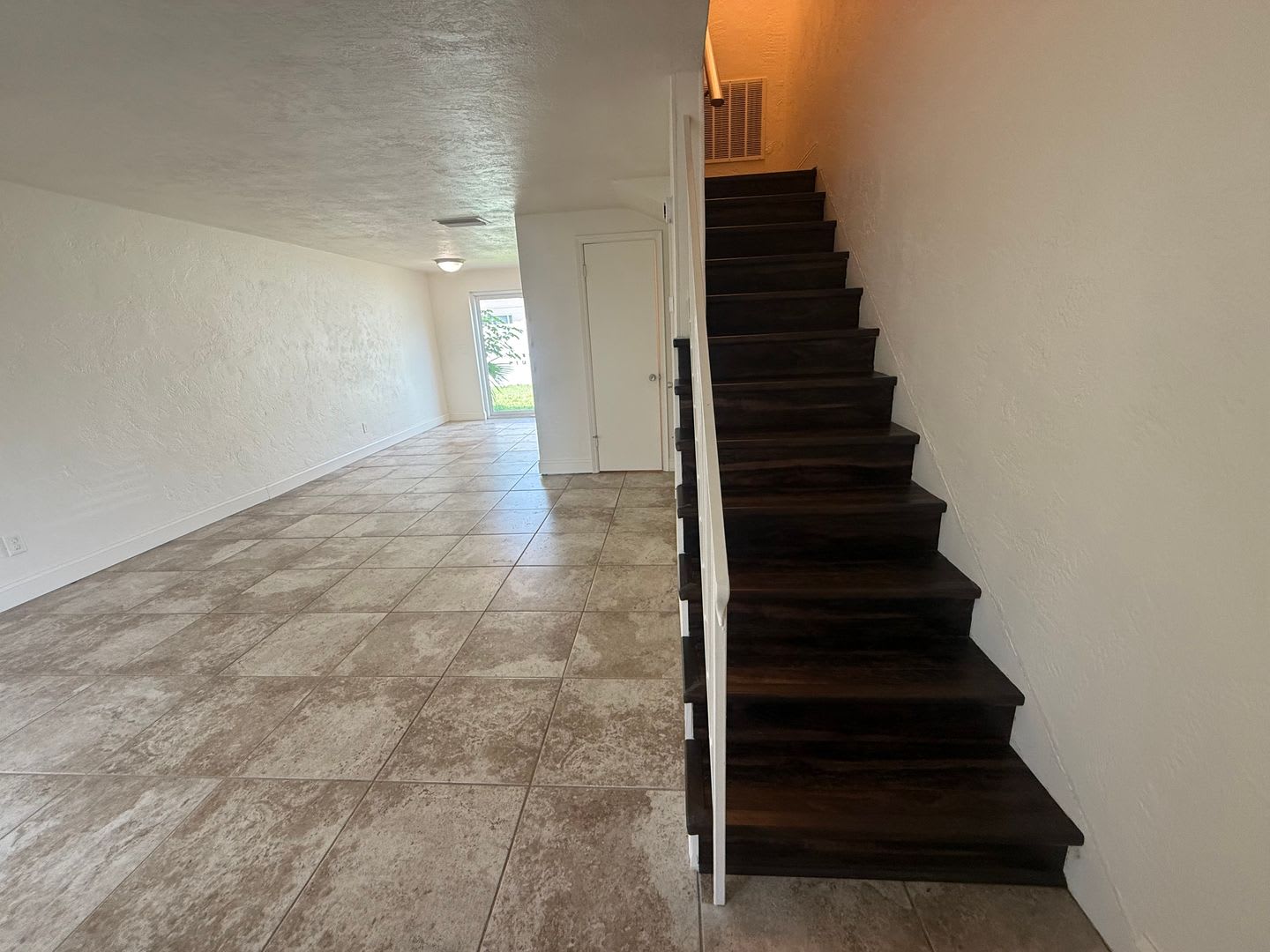 Inviting 2-bedroom, 1.5-bath home in South Daytona – photo 2