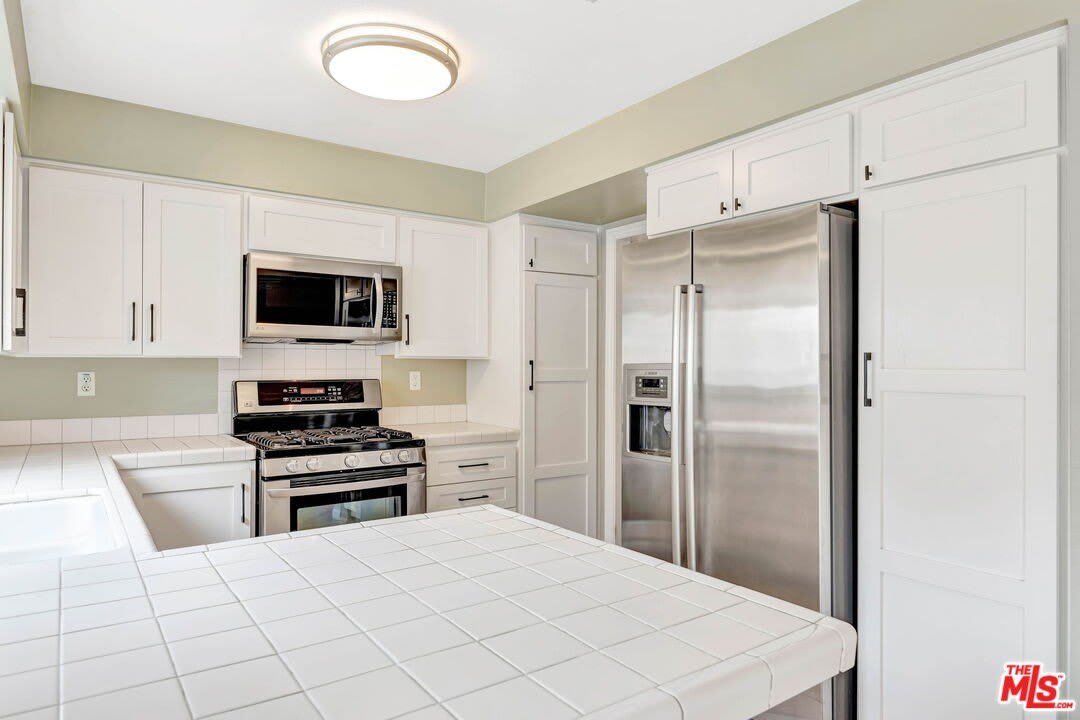10239 White Oak Ave – photo 4