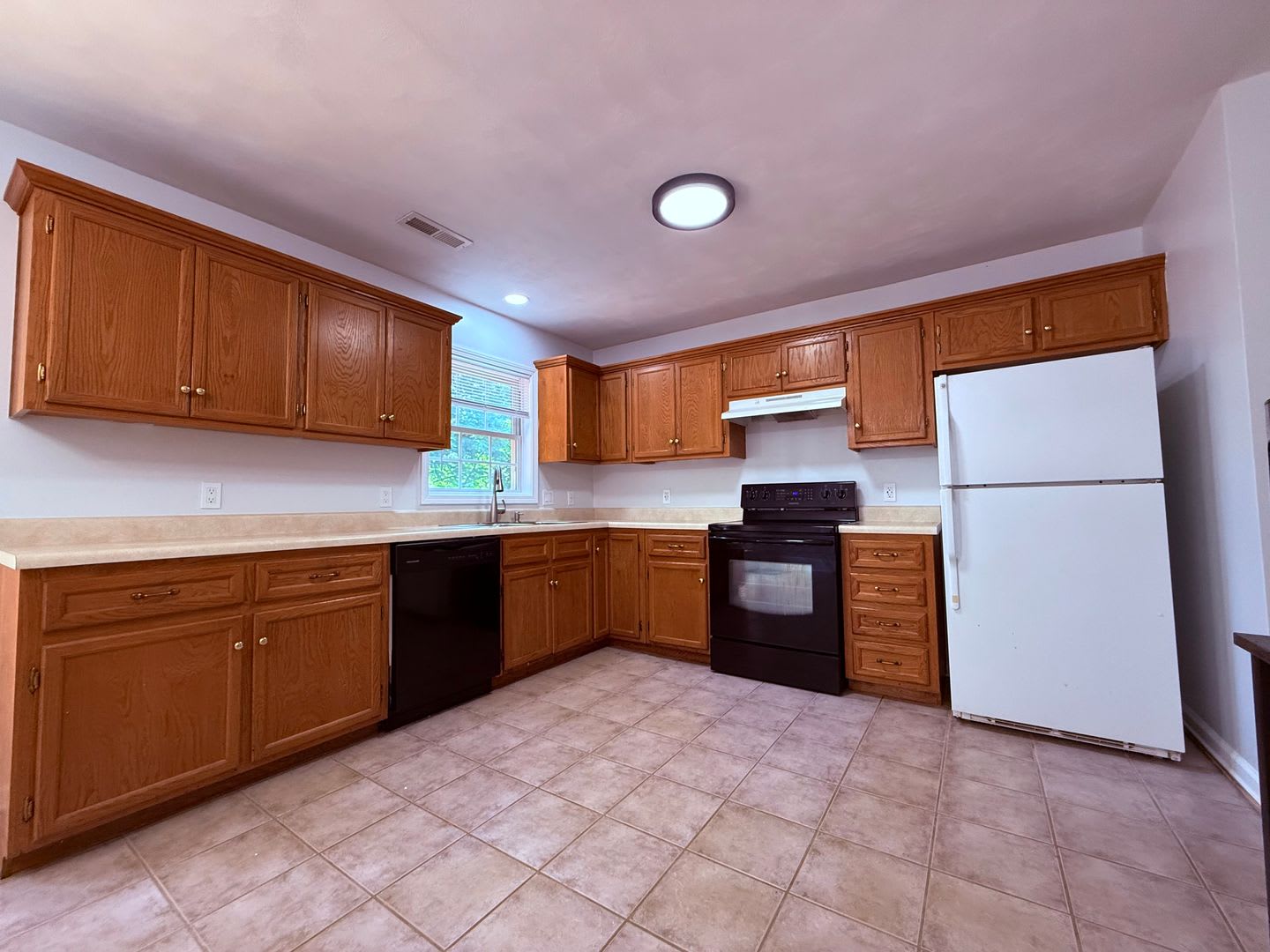 3 Bedroom, 1.5 Bath Townhouse – photo 1