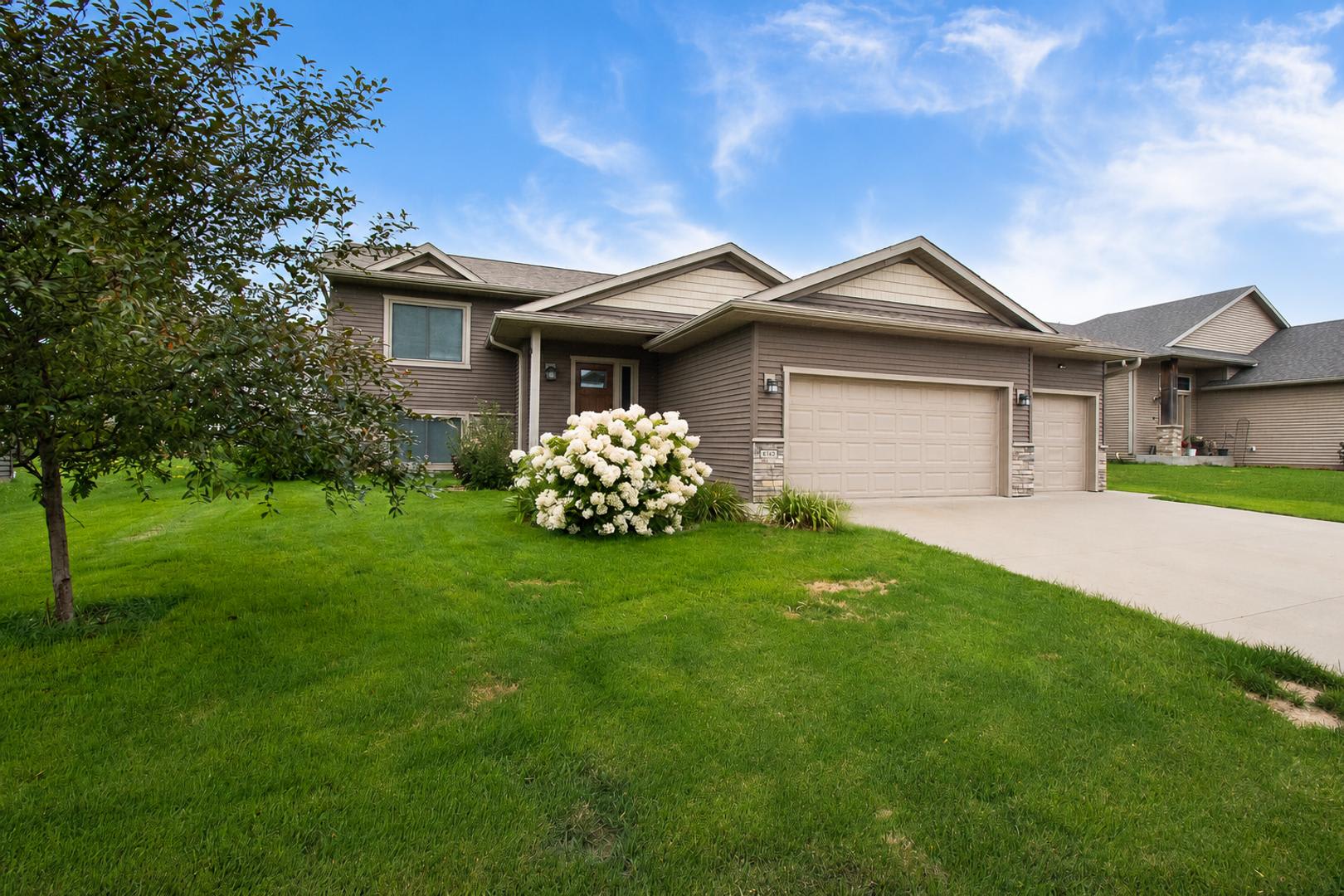 Spacious 5-Bedroom Home with 3-Car Garage – photo 1