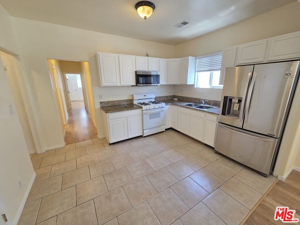 1818 1/2 S La Brea Ave – photo 3