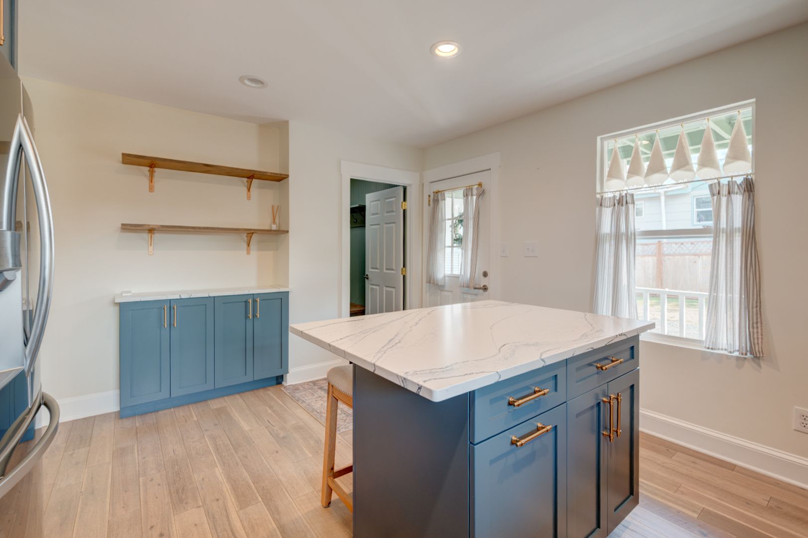 Beautiful 4 Bedroom Home In The Heart Of Coupeville Partial Water Views Walkable To Downtown – photo 4